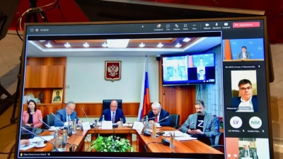 Επεισόδιο Χαρακόπουλου με Ρώσο βουλευτή: Φορούσε προκλητικά τη μπλούζα με το «Ζ» της εισβολής