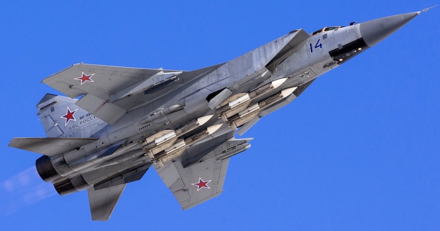 MiG-31 Foxhound: Ο ρωσικός σούπερ αναχαιτιστής, που μπορεί να διαλύσει δορυφόρους, δεξαμενόπλοια, υπερηχητικούς πυραύλους