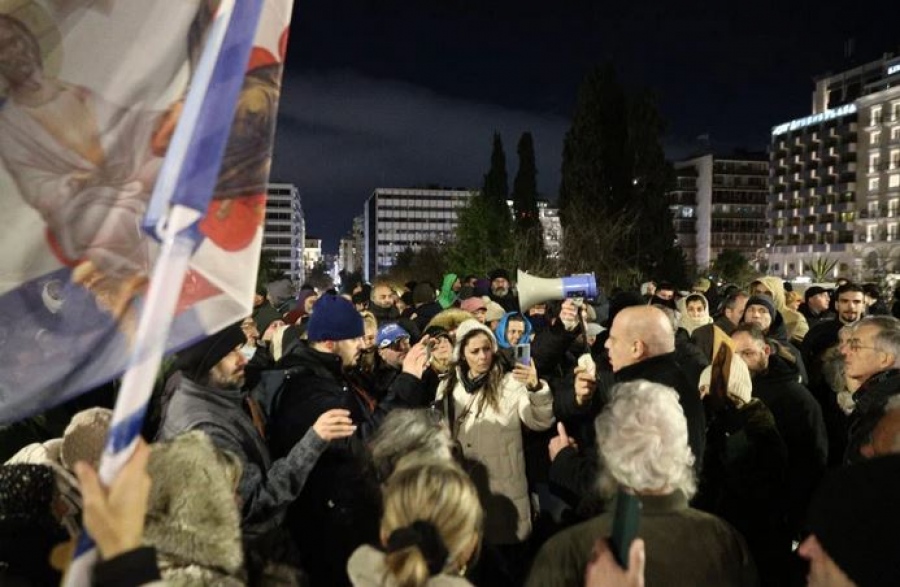 Διαδηλωτές στο Σύνταγμα κατά του νομοσχεδίου για τον γάμο ομόφυλων