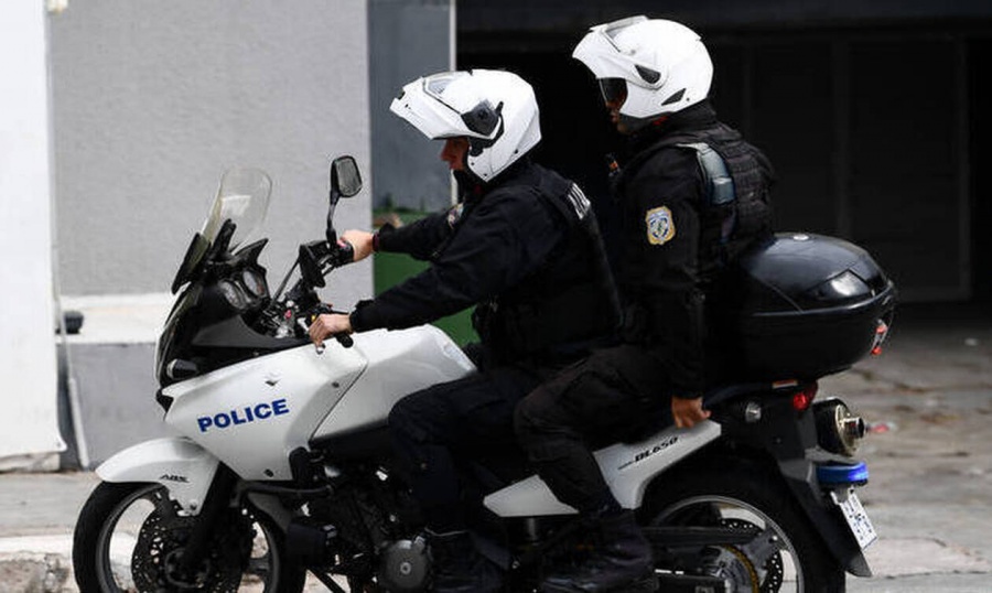 Επίθεση με καδρόνια σε αστυνομικούς της ΔΙΑΣ έξω από την ΑΣΟΕΕ