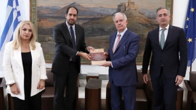 Παραδόθηκε στον Πρόεδρο της Βουλής το Πόρισμα της Εξεταστικής Επιτροπής για τις υποκλοπές