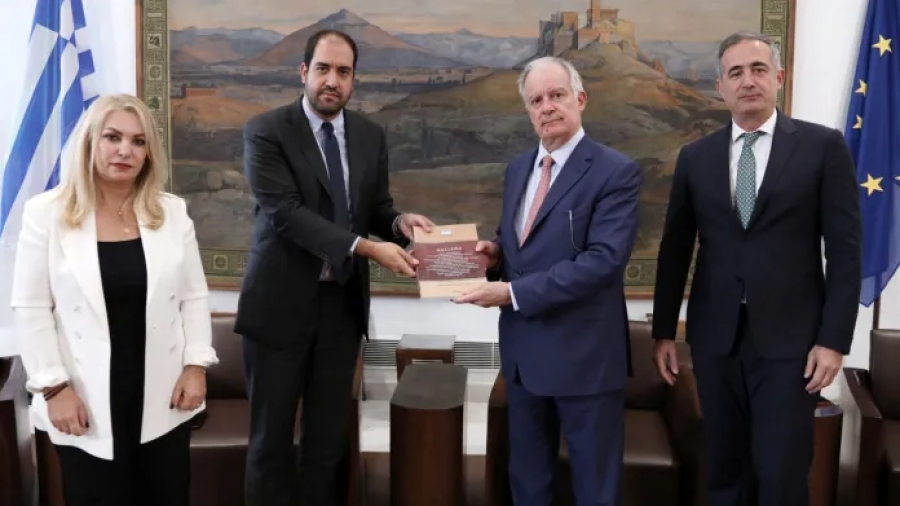 Παραδόθηκε στον Πρόεδρο της Βουλής το Πόρισμα της Εξεταστικής Επιτροπής για τις υποκλοπές