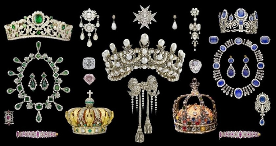 Άνοιξε το Λούβρο τρεις μέρες μετά τη ληστεία του αιώνα – Ανακρίνεται η διευθύντρια του μουσείου