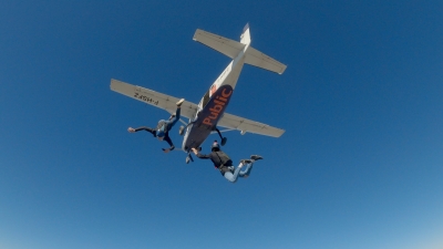 Skydive με τα νέα iPhone 14 Pro και προσγείωση στα Public για μία κορυφαία εμπειρία τεχνολογίας!