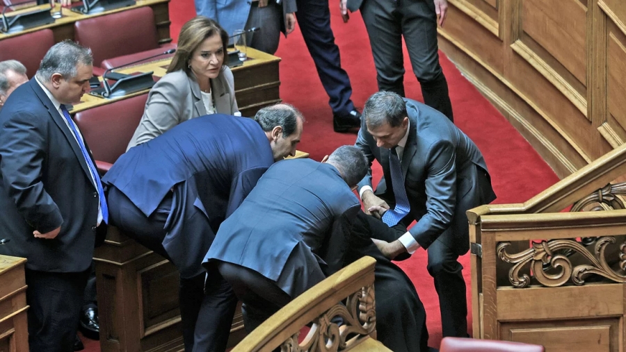 Σκόνταψε και έπεσε στα σκαλιά της Βουλής η Σοφία Βούλτεψη - Το σχόλιο του Αλέξη Τσίπρα