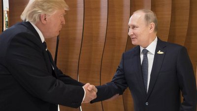Trump και Putin αντάλλαξαν χειραψία στην σύνοδο κορυφής του APEC