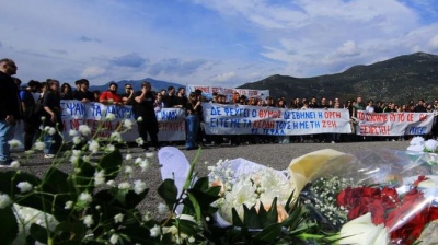 Τέμπη: Φοιτητές με λουλούδια στα χέρια στον τόπο της σιδηροδρομικής τραγωδίας με τους 57 νεκρούς