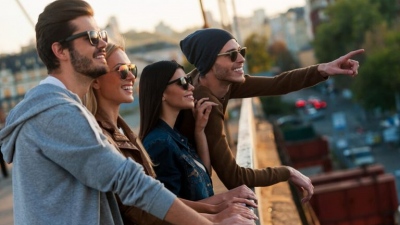 Gen Z: Λιγότερη αποταμίευση, περισσότερα ταξίδια – Στο +8,5% οι ταξιδιωτικές δαπάνες