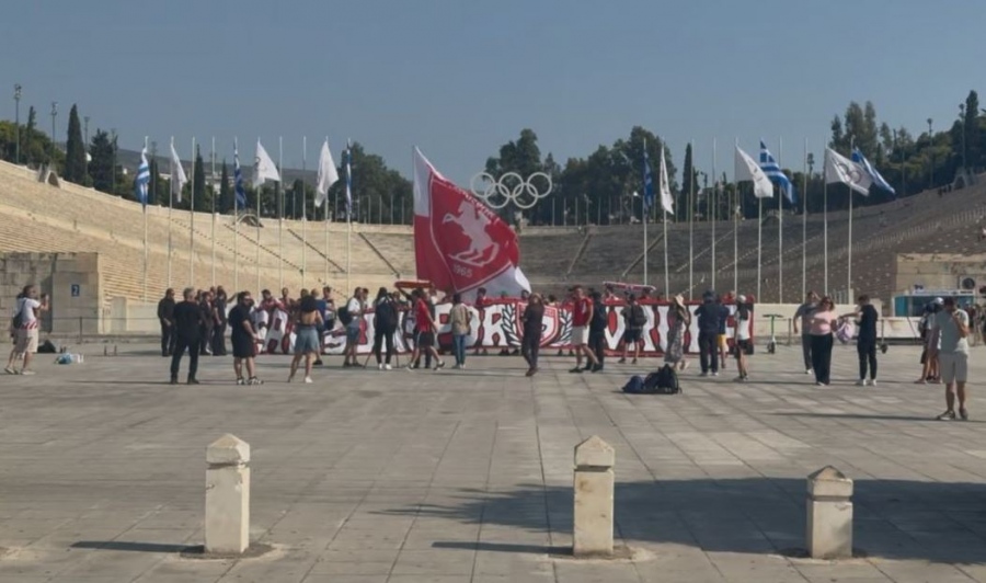 Τούρκοι οπαδοί ανέμισαν σημαίες με τον Kemal Atatürk στο Καλλιμάρμαρο