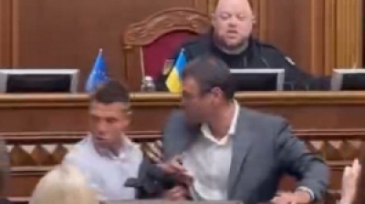 Αγριάδες στο ουκρανικό Κοινοβούλιο - Βουλευτές άρχισαν συμπλοκή στο Verkhovna Rada - Το βίντεο με τον καβγά
