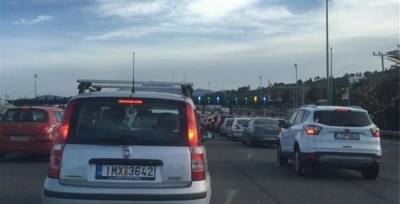 Ομαλά εξελίσσεται η επιστροφή των εκδρομέων - Μικροκαθυστερήσεις παρατηρούνται στα διόδια Αφιδνών και Καλαμακίου