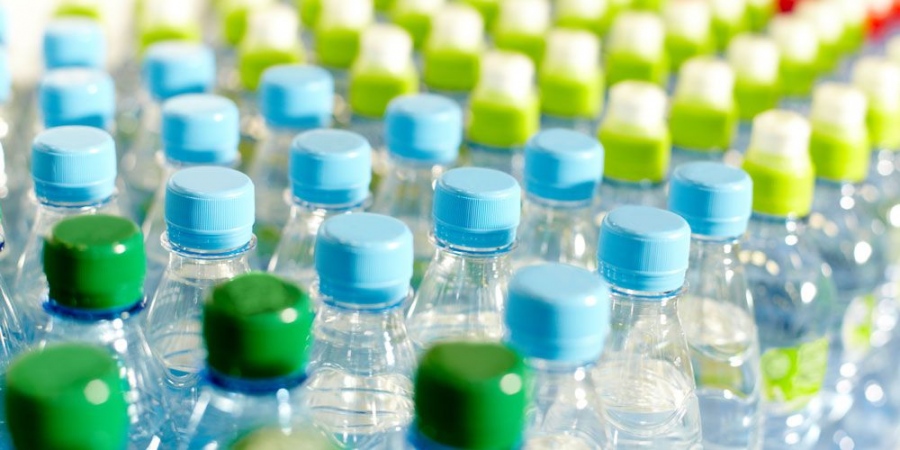 Αθόρυβη βόμβα: Γεμάτο μικροπλαστικά το εμφιαλωμένο νερό - Καταπίνουμε μια πιστωτική κάρτα κάθε εβδομάδα...