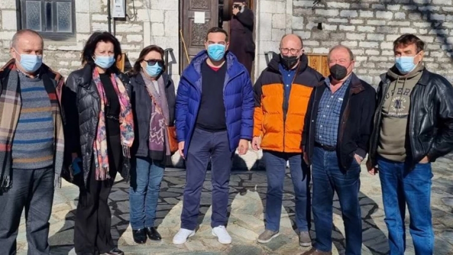 Η φωτογραφία του Αλέξη Τσίπρα με αστυνομικό που διώκεται για πλαστά διαβατήρια - Πυρά από τη ΝΔ