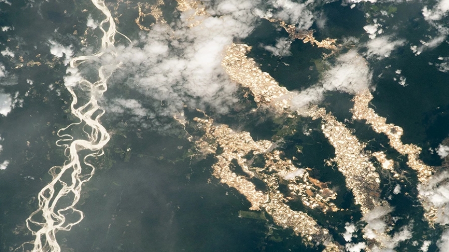 Η σπάνια φωτογραφία της NASA με τα ποτάμια χρυσού του Αμαζονίου και η οικολογική καταστροφή