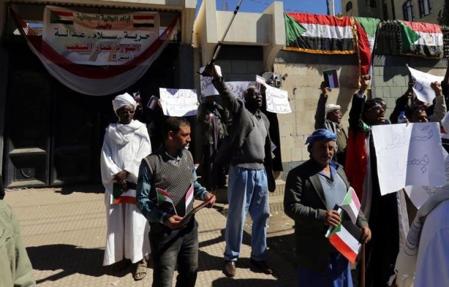 Σουδάν: Ειδικές δυνάμεις του στρατού κατέσχεσαν όπλα, τηλεχειριστήρια βομβών, εκρηκτικά, γιλέκα βομβιστών καμικάζι