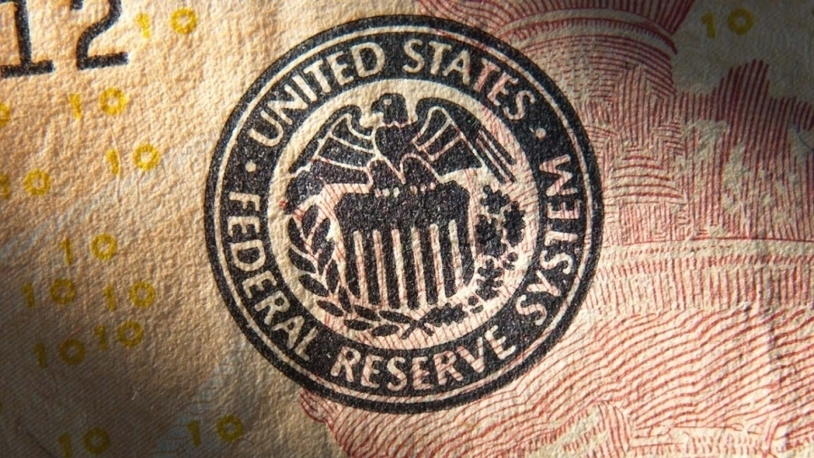 Fed: Αμετάβλητα τα επιτόκια στο εύρος του 5,25% - 5,5% - Σήμα για τουλάχιστον τρεις μειώσεις κατά 0,25% μέσα το 2024