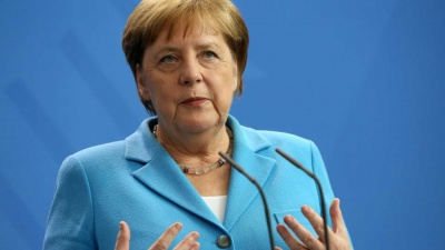 Ο Seehofer αρνήθηκε χειραψία με τη Merkel λόγω κορωνοϊού