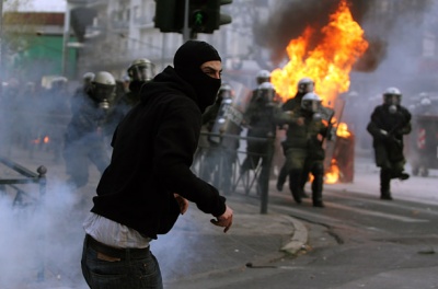 Μολότοφ και δακρυγόνα στον Κολωνό - Κουκουλοφόροι προσπάθησαν  να φτάσουν στο σημείο που μιλάει ο Η. Κασιδιάρης