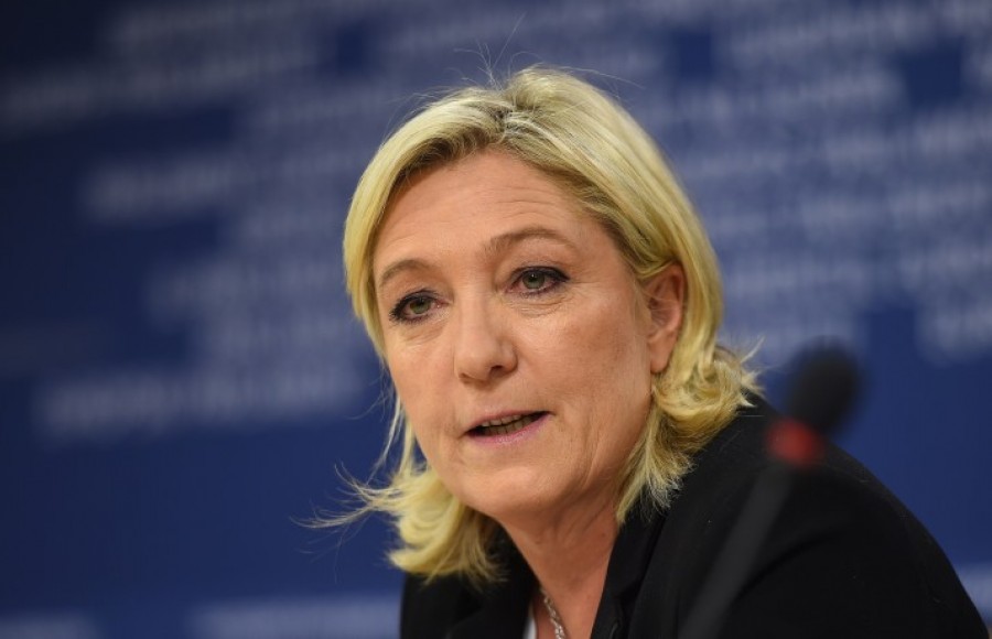 Απαγόρευση της μαντίλας στη Γαλλία ζήτησε η Le Pen - Δεχόμαστε επίθεση από το Ισλάμ