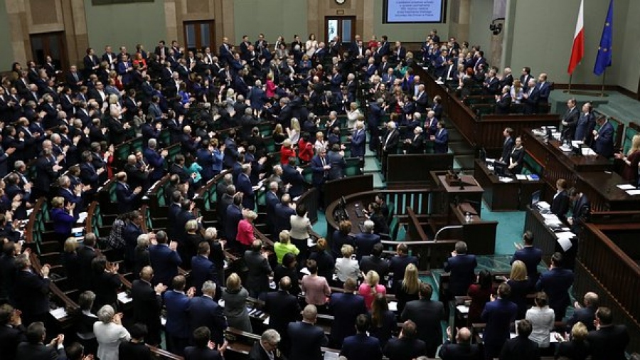 Χαμός στην πολωνική Βουλή - Ακούστηκε το σύνθημα «Δόξα στην Ουκρανία»
