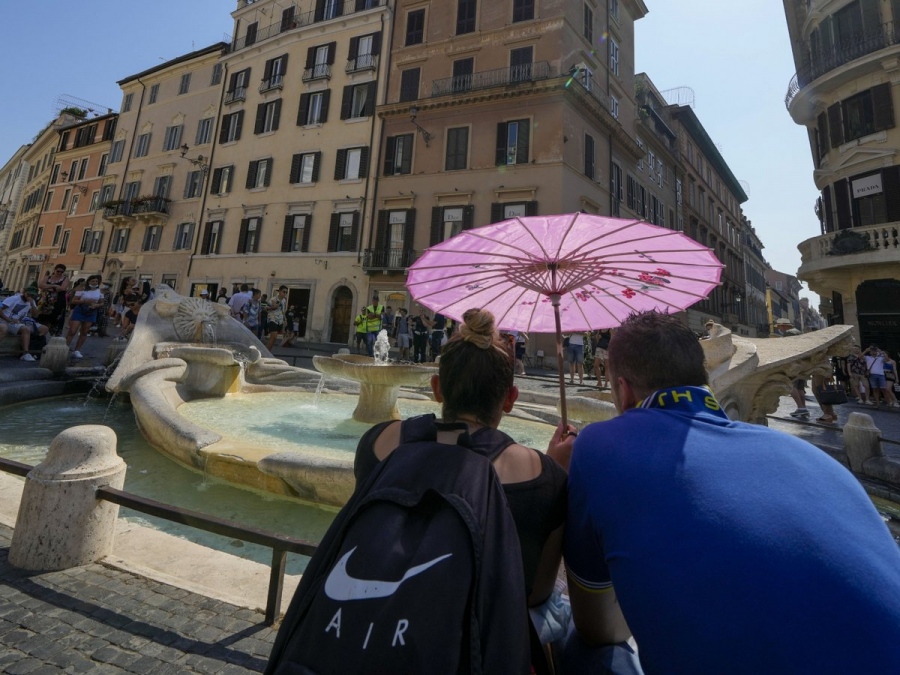 Ο ακραίος καύσωνας διώχνει τους τουρίστες από τη νότια Ευρώπη - Σε κίνδυνο οι καλοκαιρινές διακοπές