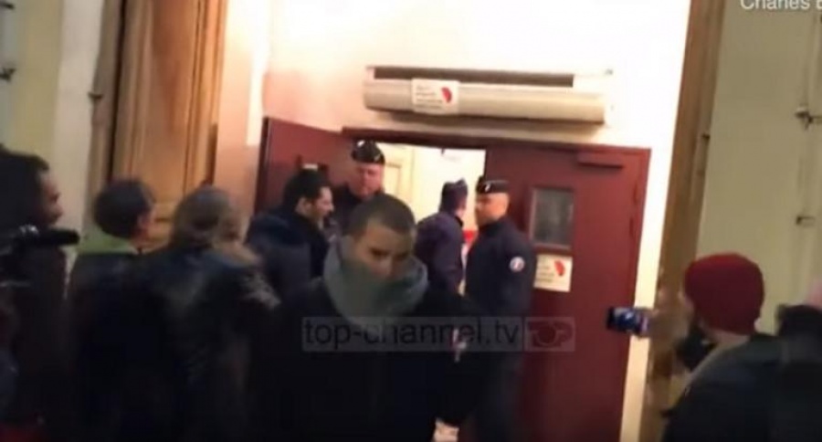 Φυγαδεύτηκε ο Macron από θέατρο στο οποίο επιχείρησαν να εισβάλλουν διαδηλωτές