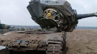 Ανίκανοι... Οι Ουκρανοί «κατάφεραν» να διαλύσουν ακόμα και το τανκ Leopard MBT σε εκπαίδευση στην Πολωνία - Τι συνέβη