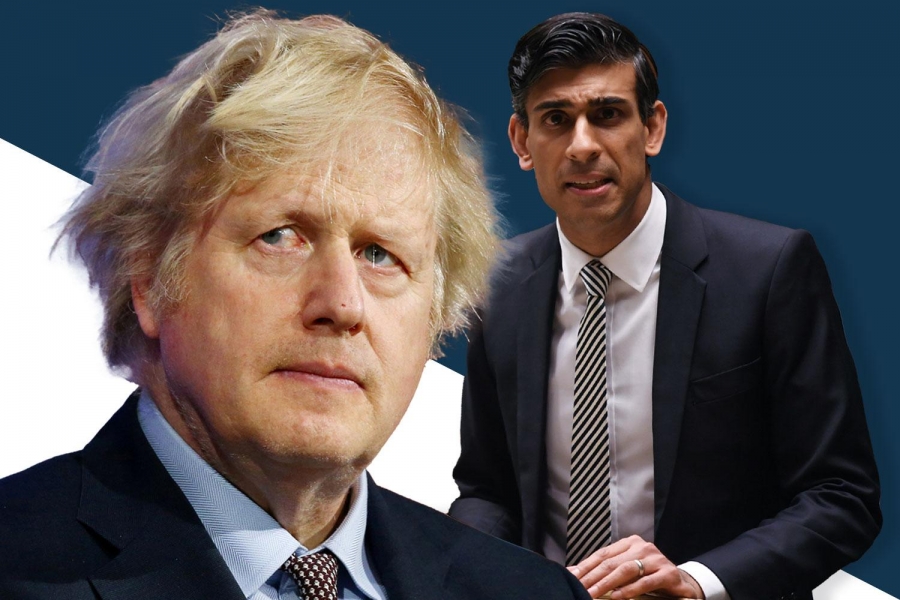 Σάλος στην Βρετανία για τον Johnson: Έκανε αστείες γκριμάτσες την ώρα που μιλούσαν για τους νεκρούς του πολέμου