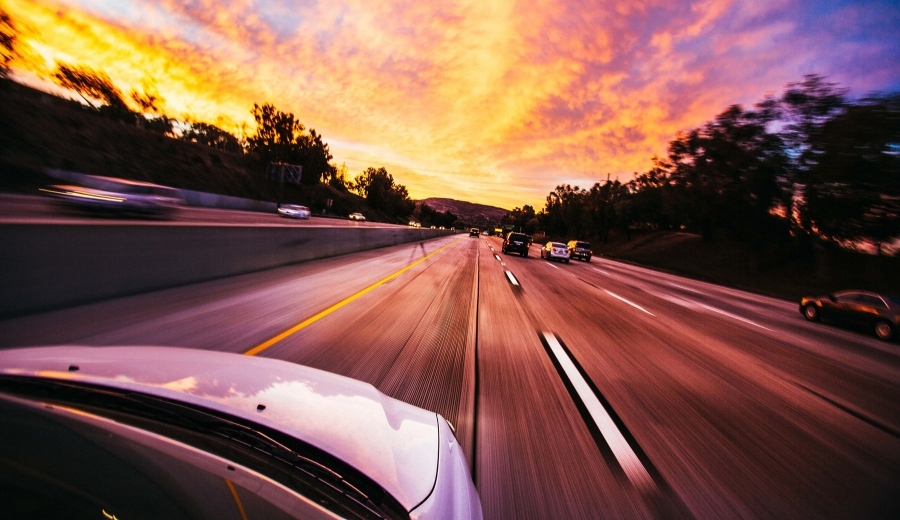 Αριστερή λωρίδα στον αυτοκινητόδρομο και σου «παίζουν» τα φώτα: Τι προβλέπει ο ΚΟΚ;