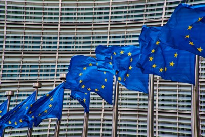 Την προμήθεια εκατομμυρίων δόσεων του εμβολίου της Pfizer επισπεύδει η ΕΕ