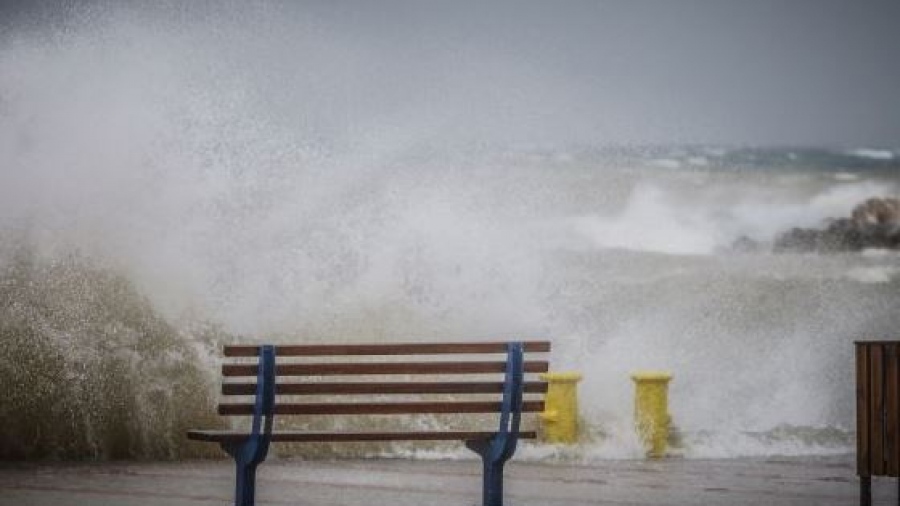 Επέλαση της κακοκαιρίας Bettina: Ισχυροί άνεμοι, βροχές και κρύο - Πού χιόνισε, τα προβλήματα