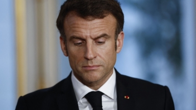 Έντονες αποδοκιμασίες και επίθεση διαδηλωτών στον Macron: Πρόεδρε πουλάς φούμαρα