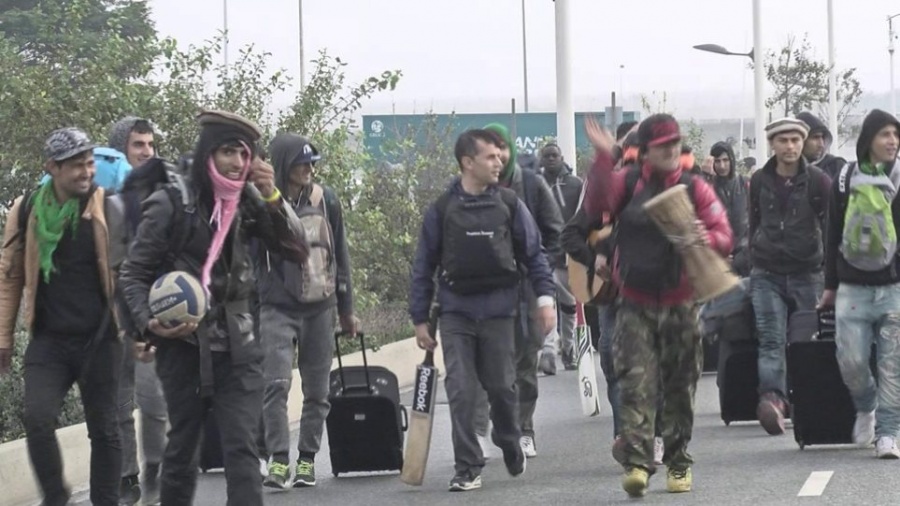 Γαλλία: Οι αρχές μετακινούν τους μετανάστες από τους καταυλισμούς στο Καλαί προς άλλα κέντρα φιλοξενίας