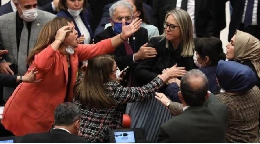 Τουρκία: Γυναίκες βουλευτές πιάστηκαν στα χέρια - Σε ρινγκ μετατράπηκε ξανά η Βουλή