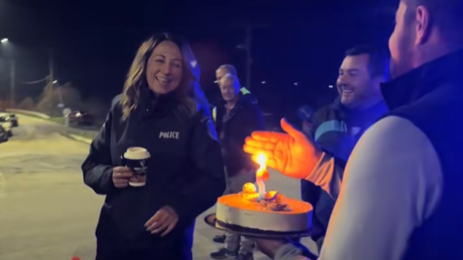 Αγρότες σε μπλόκο ετοίμασαν τούρτα γενεθλίων σε… αστυνομικό