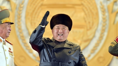 O Kim χαμογελαστός έβγαλε τα πυρηνικά βόλτα στην παρέλαση