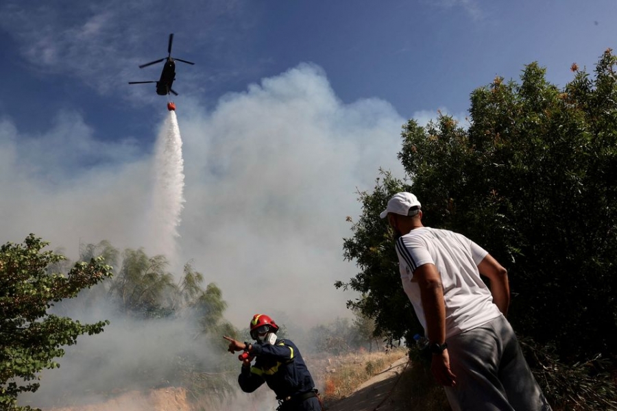 Reuters: Ανεξέλεγκτη πυρκαγιά κοντά στην Αθήνα προκαλεί ζημιές σε σπίτια και αυτοκίνητα