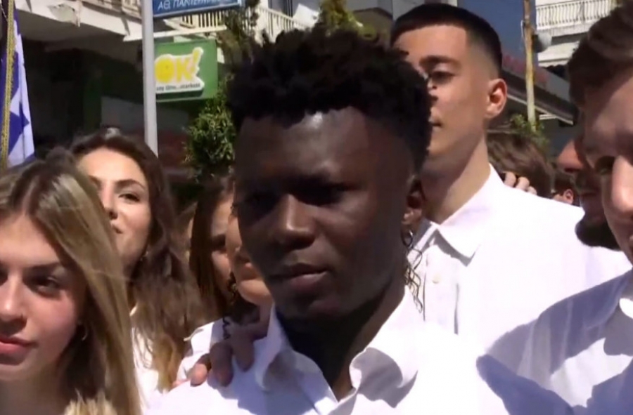 Όλος ο κόσμος στο πλευρό του αριστούχου μαθητή που θα απελαθεί από την Ελλάδα μετά την παρέλαση