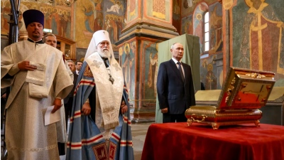 Ο «άγιος πολεμιστής» της Ρωσίας στο μέτωπο της Ουκρανίας – Τα λείψανα του Dmitry Donskoy δίπλα στους Ρώσους στρατιώτες