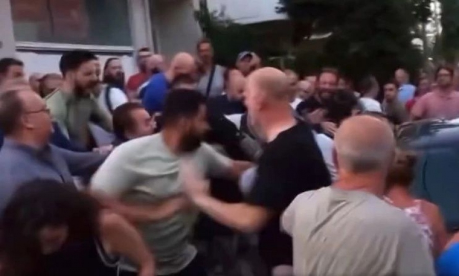 Πετρούπολη: Άγριο ξύλο μεταξύ κατοίκων έξω από δομή ανηλίκων