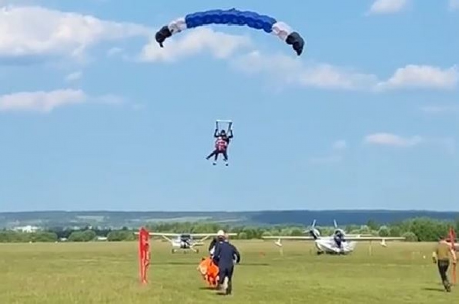 Ένας 98χρονος ονειρευόταν για πολλά χρόνια να πηδήξει με αλεξίπτωτο και τελικά... τα κατάφερε