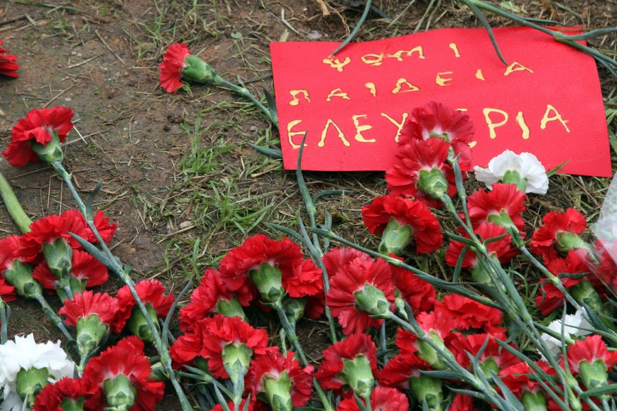 Ένταση στο ΑΠΘ - Φοιτητές εμπόδισαν το ΣΥΡΙΖΑ να καταθέσει στεφάνι για την επέτειο του Πολυτεχνείου