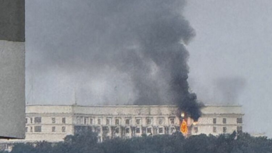 Ρωσικό χτύπημα - σοκ στην καρδιά του Κιέβου: Στις φλόγες το κτίριο της ουκρανικής κυβέρνησης