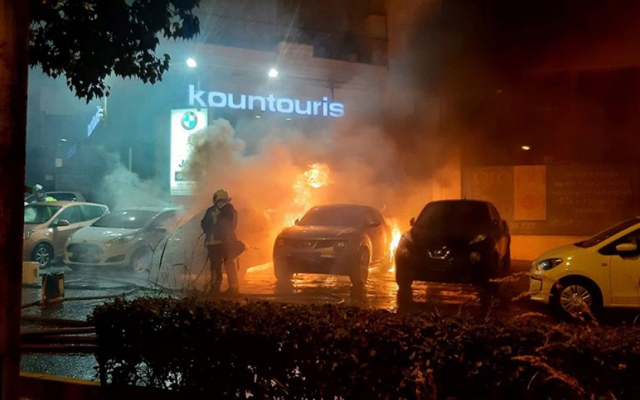 Καισαριανή: Εμπρηστική επίθεση σε αντιπροσωπεία αυτοκινήτων - Κάηκαν ολοσχερώς καινούρια οχήματα