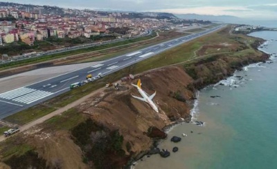 Τουρκία: Απίστευτες εικόνες αεροπλάνου που κρέμεται στο γκρεμό - Βγήκε από το διάδρομο προσγείωσης