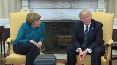 Τι πάει και θυμάται η Merkel - «Ο Trump δεν μου έκανε χειραψία για να τραβήξει την προσοχή πάνω του»