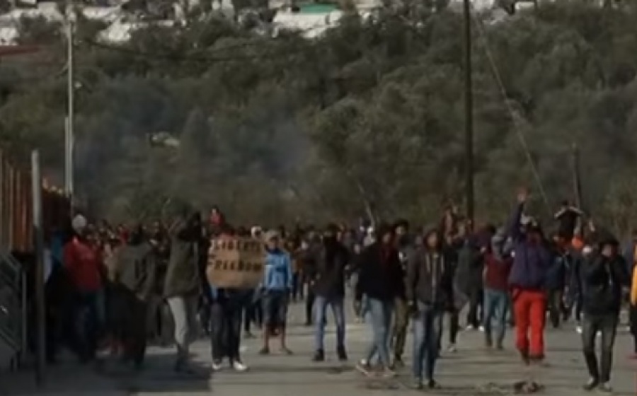 Εξέγερση στον καταυλισμό προσφύγων στη Μόρια - Περίπου 500 άτομα ξεκίνησαν να κατέβουν στο λιμάνι