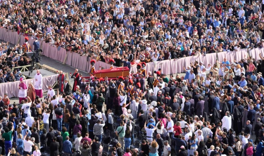 Κηδεία πάπα Φραγκίσκου: Τουλάχιστον 400.000 άνθρωποι παρευρέθησαν στο Βατικανό