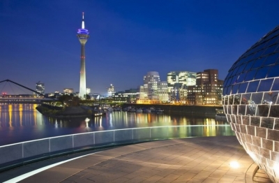 Γερμανία: Το Düsseldorf υψώνει την γαλανόλευκη στα 240 μέτρα τιμώντας την ελληνική Επανάσταση