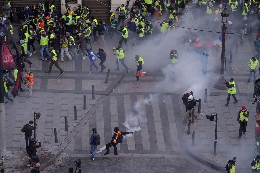 Γαλλία: Συμμετείχαν 136.000 άνθρωποι στις διαδηλώσεις των κίτρινων γιλέκων – Έγιναν συνολικά 1.723 προσαγωγές